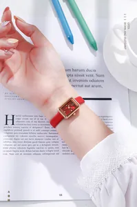 Montre femme élégante avec boîtier rectangulaire en or rose et bracelet en cuir rouge