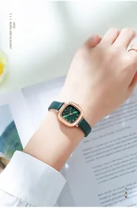 Makroaufnahme der retro quadratischen Uhr mit grünem Zifferblatt und roségoldenem Gehäuse