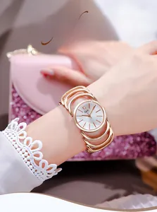 Dettaglio orologio al quarzo da donna oro rosa con cinturino in metallo traforato e quadrante