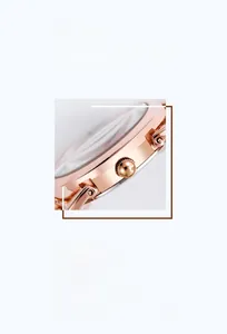 Dettaglio laterale dell'orologio in oro rosa con vetro curvo 2.5D e finitura elegante