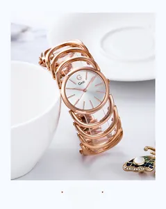 Dettaglio dell'orologio Gedi in oro rosa con anelli intrecciati e farfalla di perla