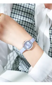 Elegante quadratische Damenuhr mit silbernem Zifferblatt und hellviolettem Lederarmband