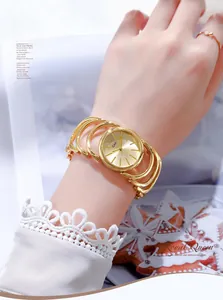 Dettaglio dell'orologio a bracciale dorato Gedi al polso con quadrante minimalista elegante
