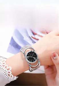 Dettaglio di orologio a bracciale stile bohémien argento con quadrante nero e cinturino