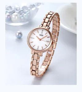 Dettaglio dell'orologio da polso donna in oro rosa con strass e quadrante bianco puro