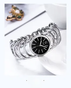 Dettaglio dell'orologio al quarzo Gedi con cinturino a maglie argento e quadrante nero
