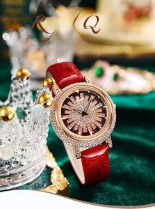 Détail du bracelet en cuir rouge et cadran serti de cristaux sur velours vert