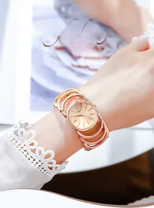 Dettaglio ravvicinato di un orologio a bracciale boho in oro rosa con pizzo elegante