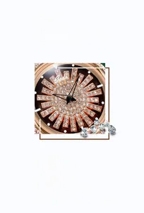 Détail macro du cadran brun soleil avec motifs fleurs en diamant et boîtier doré rose