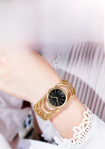 Dettaglio di un orologio al quarzo dorato da donna con cinturino a bracciale traforato