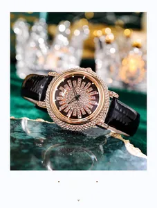 Détail montre de luxe femme avec cadran or rose serti de diamants et cuir crocodile noir