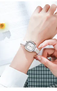 Elegante GEDI quadratische Damenuhr mit silbernem Zifferblatt und weißem Lederarmband am Handgelenk