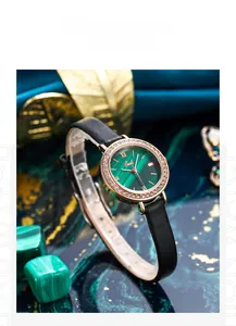 Détail de la montre or rose sertie de diamants avec cadran à texture malachite verte