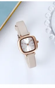 Detailaufnahme der quadratischen GEDI Damenuhr in Roségold mit beigem Lederarmband