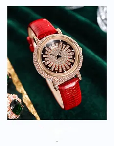 Gros plan d'une montre de luxe pour femme avec bracelet en cuir rouge et lunette sertie