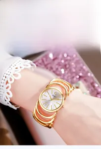 Dettaglio di un orologio al quarzo Gedi dorato con un cinturino a bracciale cavo unico
