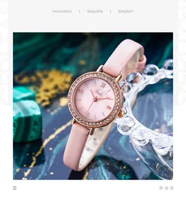 Montre en or rose avec bracelet en cuir rose et lunette sertie de diamants raffinée