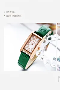 Detail einer rechteckigen Roségold-Uhr mit grünem Lederarmband und Art-Deco-Zahlen