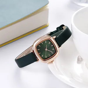 Retro-Damenarmbanduhr mit dunkelgrünem Lederarmband und roségoldenem Gehäuse