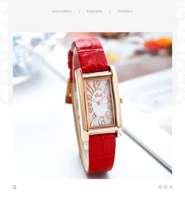 Nahaufnahme des rechteckigen Roségold-Gehäuses mit rotem Lederarmband und weißem Zifferblatt