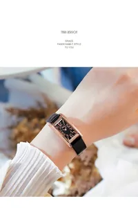 Nahaufnahme einer Vintage-Damenarmbanduhr in Roségold mit schwarzem Lederarmband