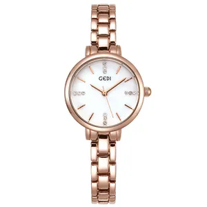 Orologio da donna elegante in oro rosa con quadrante bianco e cristalli su sfondo bianco
