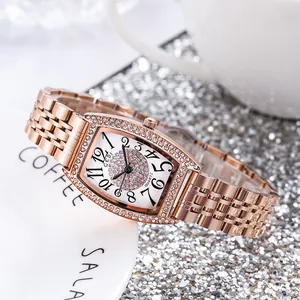 Montre à quartz tonneau élégante en or rose pour femme avec cristaux de luxe