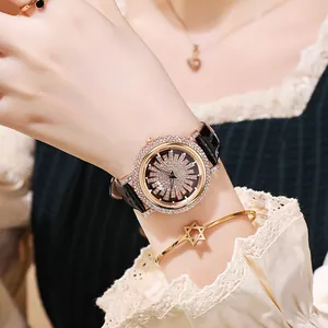 Montre femme élégante en or rose avec lunette en strass et bracelet en cuir noir
