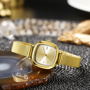 Elegante goldene quadratische Quarzuhr mit Mesh-Armband auf Naturstein