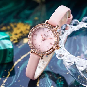 Montre élégante en or rose avec bracelet en cuir rose et lunette en cristal