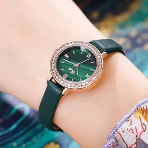 Montre élégante pour femme en or rose avec cadran vert malachite et bracelet cuir
