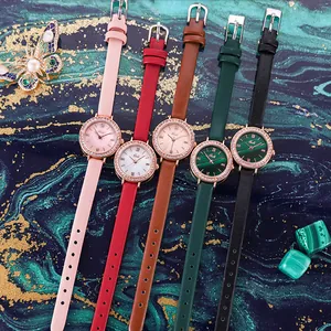 Montre à quartz or rose élégante avec lunette en cristal et bracelets en cuir en 5 tons