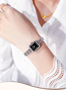 Détail de la montre carrée élégante GEDI avec cadran noir et marqueurs sur un poignet