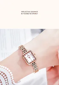Détail macro d'une élégante montre à quartz carrée en or rose avec index cristaux