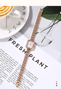 Vue détaillée d'une montre femme rectangulaire or rose avec index en strass chic