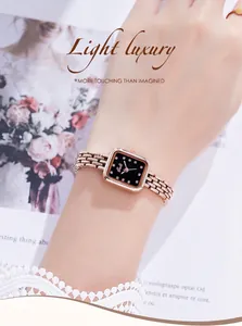 Gros plan détaillé d'une montre à quartz carrée de luxe en or rose avec bracelet chaîne