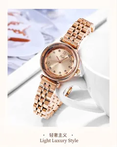 Elegante reloj de cuarzo oro rosa con índices de diamante junto a una taza blanca
