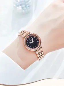 Detalle de reloj de cuarzo para mujer con correa de malla oro rosa y esfera de cristal