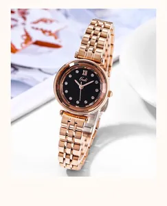 Detalle de reloj para mujer en oro rosa con esfera negra e índices de diamantes