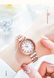 Detalle de reloj en acero oro rosa con esfera de nácar e índices de cristal brillante