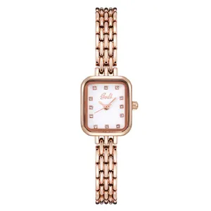 Montre carrée élégante en or rose pour femme avec cristaux et bracelet à maillons fins