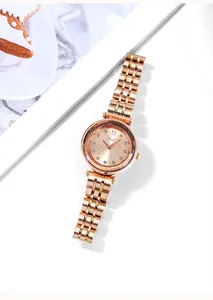 Detalle de reloj de moda en oro rosa con índices de cristal y esfera con efecto solar
