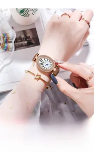 Montre ovale élégante en or rose avec lunette en cristal et bracelet en cuir marron