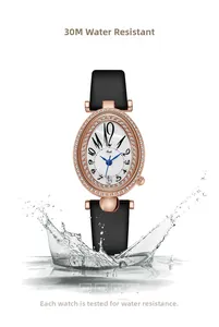 Détail montrant une montre ovale dorée rose étanche avec strass et éclaboussures d'eau