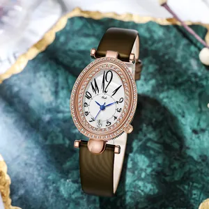 Montre femme ovale en or rose avec lunette en cristal et bracelet en cuir marron foncé