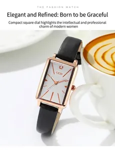 Detailansicht der GEDI quadratischen Roségold-Quarzuhr mit schwarzem Lederarmband am Tisch