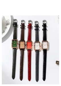 Detailansicht der Vintage-Quarzuhr mit quadratischem Gehäuse und schmalem Lederarmband