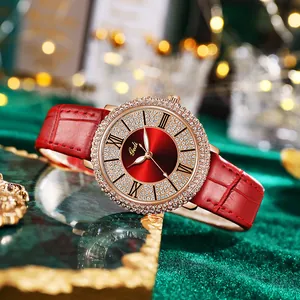 Reloj Gedi para mujer con correa de cuero rojo y bisel de cristal sobre mármol verde