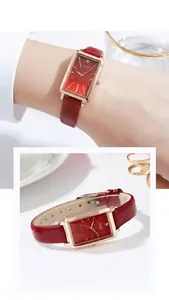 Detail einer roten rechteckigen Vintage Quarzuhr mit Lederarmband und Goldgehäuse