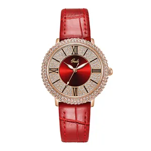 Reloj de lujo para mujer con correa de cuero rojo y bisel de cristal sobre fondo blanco
